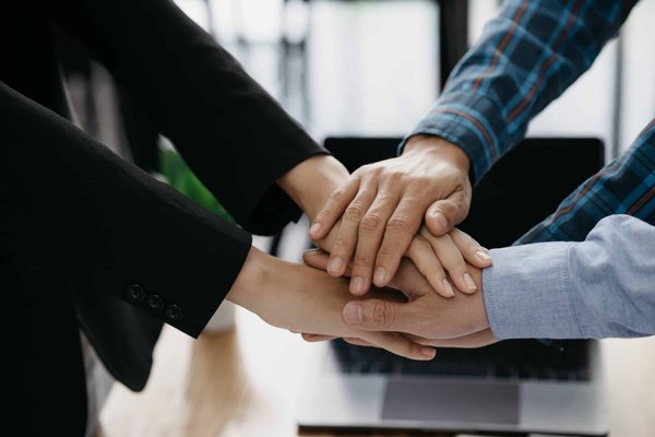 En quoi la pratique de l'Arnis philippin renforce-t-elle la coordination main-œil et la dextérité pour les pratiquants d'arts martiaux?